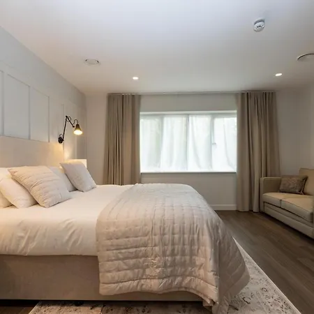The Kingswood Otel *